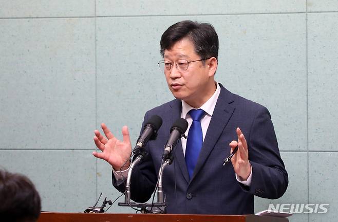 [전주=뉴시스] 김얼 기자 = 안호영 전라북도 도지사 더불어민주당 경선 후보가 24일 전북 전주시 전북도의회 기자회견장에서 기자회견을 열고 질의에 답변하고 있다. 2022.04.24. pmkeul@newsis.com