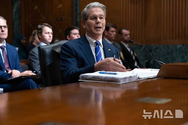 [워싱턴=AP/뉴시스]이시바 시게루(石破茂) 일본 총리는 오사카·간사이 만국박람회(오사카 엑스포) 참석 차 방일하는 스콧 베선트 미국 재무장관과 회담하는 방향으로 조율하고 있다고 15일 요미우리신문이 보도했다. 사진은 베선트 장관이 지난달 12일(현지 시간) 워싱턴 국회의사당에서 도널드 트럼프 대통령의 2026 회계연도 예산안 요구와 세제 개혁안을 검토하기 위해 상원 재무위원회 청문회에서 증언하고 있는 모습. 2025.07.15.