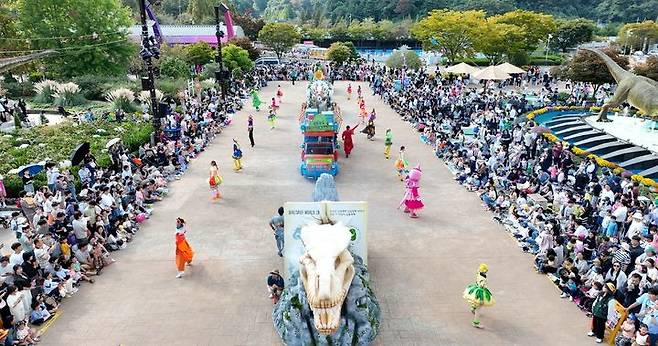 [고성(경남)=뉴시스] 신정철 기자= 경남 고성군이 통계청이 발표한 2024년 4분기 생활인구 산정결과에서 도내 군부 중 가장 높은 29만 2000명의 생활인구 수치를 기록했다. 특히 지난해 10월 한달간 생활인구가  35만 8000 명에 달해 '경남고성공룡세계엑스포' 흥행의 영향을 크게 받은 것으로 조사됐다.사진은 지난해 경남고성공룡세계엑스포 퍼레이드 모습.(사진=고성군 제공).2025.07.15. photo@newsis.com *재판매 및 DB 금지