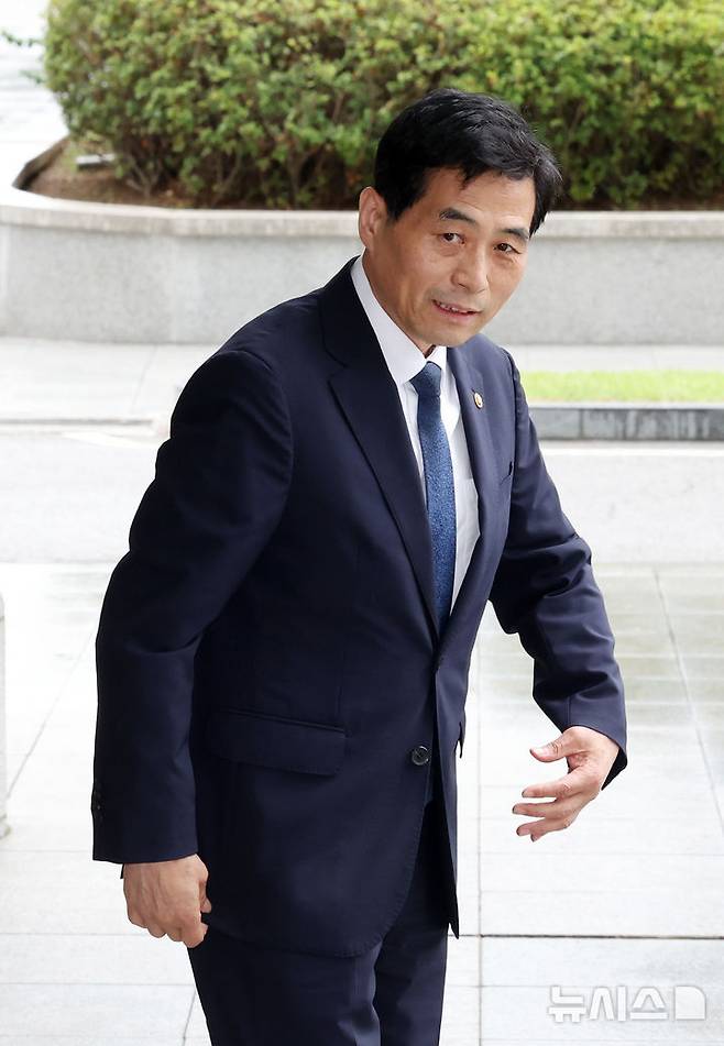 [서울=뉴시스] 배훈식 기자 = 김민기 국회 사무총장이 15일 오후 서울 서초구 서울고등검찰청에 마련된 조은석 내란 특검 사무실에 참고인 자격으로 출석하고 있다. 2025.07.15. dahora83@newsis.com