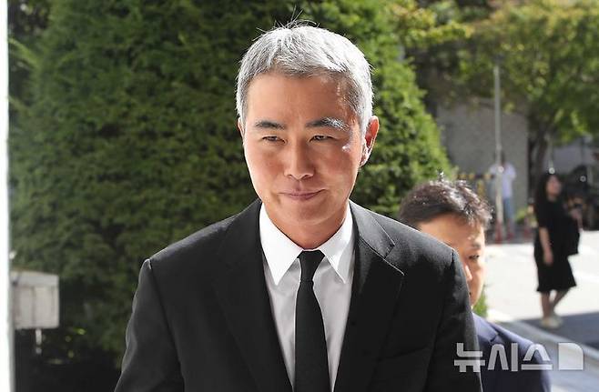 [서울=뉴시스] 정병혁 기자 = 암호화폐 '위믹스' 유통량 조작 의혹 혐의로 불구속기소 된 장현국 전 위메이드 대표이사가 24일 서울 양천구 서울남부지방법원에서 열린 자본시장법 위반 등 혐의 1차 공판기일에 출석하고 있다. (공동취재) 2024.09.24. photo@newsis.com *재판매 및 DB 금지