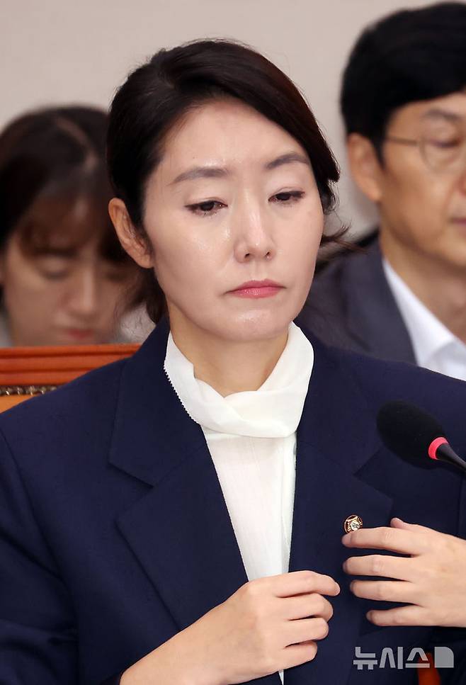 [서울=뉴시스] 고승민 기자 = 강선우 여성가족부 장관 후보자가 14일 서울 여의도 국회에서 열린 여성가족위원회의 인사청문회에서 국회의원 배지를 떼고 있다. 2025.07.14. kkssmm99@newsis.com