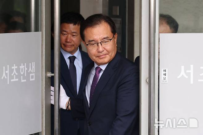 [서울=뉴시스] 권창회 기자 = 이명현 순직해병 특별검사를 비롯한 특검보가  2일 오전 서울 서초구에 마련된 특검 사무실에서 열린 현판식에서 현판 제막을 하기 위해 이동하고 있다. 2025.07.02. kch0523@newsis.com