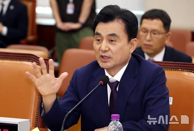 [서울=뉴시스] 조성봉 기자 = 안규백 국방부 장관 후보자가 15일 서울 여의도 국회 국방위원회에서 열린 인사청문회에서 의원들의 질의에 답변하고 있다. 2025.07.15. suncho21@newsis.com