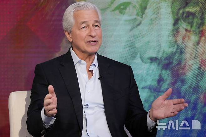 [뉴욕=AP/뉴시스]제이미 다이먼 JP 모건 최고경영자(CEO)가 4월9일 뉴욕에서 폭스 비즈니스 네트워크와 인터뷰하고 있다. JP 모건의 2분기 이익이 142억 달러(19조5818억원)으로 감소했지만 월가의 예상은 뛰어넘은 가운데 제이미 다이먼 JP 모건 최고경영자(CEO)는 세계적 위험에 대해 경고했다. 2025.07.15.