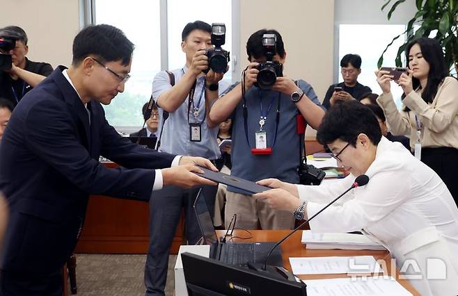 [서울=뉴시스] 조성봉 기자 = 임광현 국세청장 후보자가 15일 서울 여의도 국회기획재정위원회에서 열린 인사청문회에서 임이자 기재위원장에게 선서문을 제출하고 있다. 2025.07.15. suncho21@newsis.com