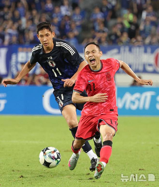 [용인=뉴시스] 김진아 기자 = 15일 경기 용인미르스타디움에서 열린 2025 동아시아축구연맹(EAFF) E-1 챔피언십(동아시안컵) 남자부 한국과 일본의 경기, 문선민이 파울을 얻어내고 있다. 2025.07.15. bluesoda@newsis.com
