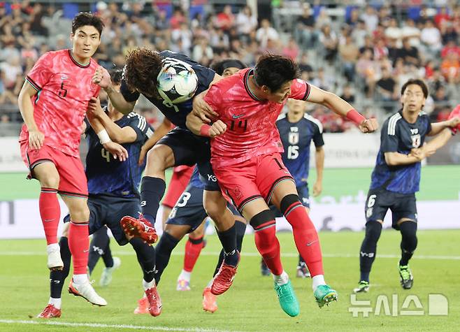 [용인=뉴시스] 김진아 기자 = 15일 경기 용인미르스타디움에서 열린 2025 동아시아축구연맹(EAFF) E-1 챔피언십(동아시안컵) 남자부 한국과 일본의 경기, 한국 박승욱이 헤딩슛을 시도하고 있다. 2025.07.15. bluesoda@newsis.com