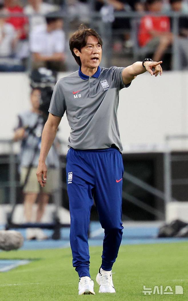 [용인=뉴시스] 김진아 기자 = 15일 경기 용인미르스타디움에서 열린 2025 동아시아축구연맹(EAFF) E-1 챔피언십(동아시안컵) 남자부 한국과 일본 경기, 홍명보 한국대표팀 감독이 작전을 지시하고 있다. 2025.07.15. bluesoda@newsis.com