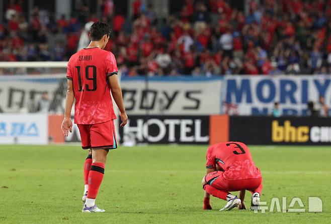 [용인=뉴시스] 김진아 기자 = 15일 경기 용인미르스타디움에서 열린 2025 동아시아축구연맹(EAFF) E-1 챔피언십(동아시안컵) 남자부 한국과 일본의 경기, 0-1로 패한 한국 선수들이 아쉬워하고 있다. 2025.07.15. bluesoda@newsis.com