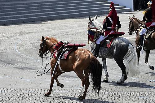 프랑스 혁명기념일 행진 중 기병 없이 홀로 걷는 말 [AP=연합뉴스]