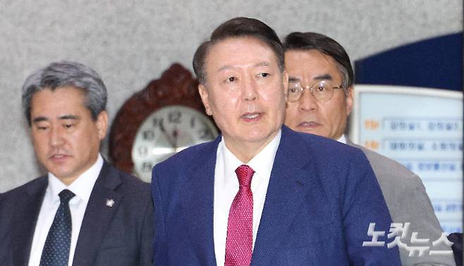 윤석열 전 대통령이 5일 서울 서초구 서울고검 청사에 마련된 내란특검에서 2차 소환 조사를 마친 뒤 귀가하고 있다. 박종민 기자