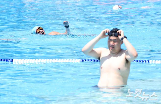 기록적인 폭염이 이어지고 있는 가운데 서울 여의도 한강공원 수영장을 찾은 시민들이 물놀이를 하며 더위를 식히고 있다. 황진환 기자