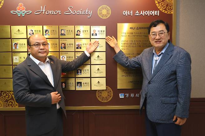 이재원 과자공방 대표가 경주28호 아너 소사이어티 회원에 가입했다. 경주시 제공