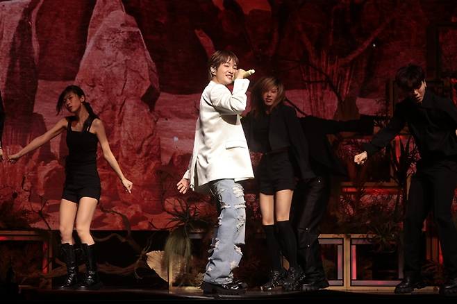 온유가 타이틀곡 '애니멀' 무대를 라이브로 선보이고 있다. 연합뉴스