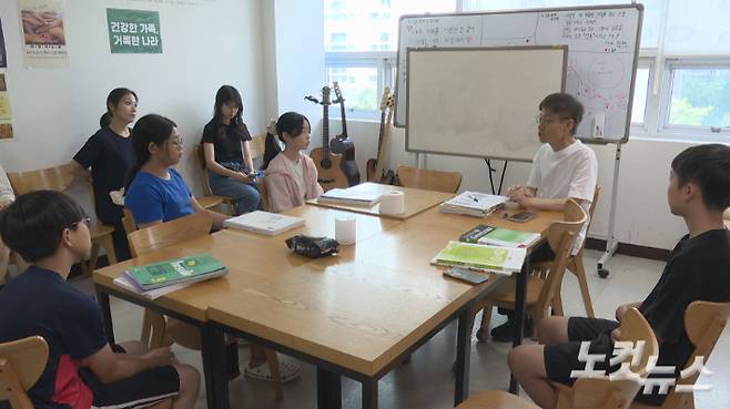 기독교대한감리회 서울남연회(유병용 감독)가 미자립교회 목회자 자녀들을 위해 에듀미션 프로그램을 개설해 큰 호응을 얻고 있다. 사진은 지난 12일 강남성은교회에서 진행된 대면 수업 장면. 정용현 영상기자
