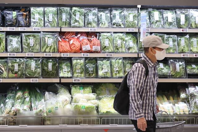 폭염과 집중호우가 이어지면서 농축산물 수급 불안이 우려되는 가운데 농림축산식품부가 먹거리 물가 안정을 위해 생육 지원과 먹거리 할인행사 등 대책을 전방위적으로 추진하기로 했다. 사진은 6일 서울의 한 대형마트 채소 코너. 연합뉴스