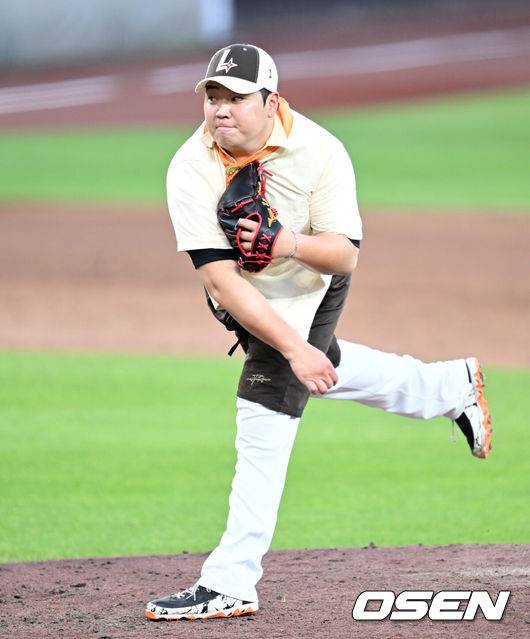 [OSEN=대전, 이대선 기자] 12일 오후 대전 한화생명볼파크에서 2025 신한 SOL뱅크 KBO 올스타전이 열렸다.13년 만에 대전에서 열리는 KBO 올스타전은 드림 올스타와 나눔올스타 대표로 나선 총 30명의 선수가 치열한 승부를 펼친다.4회말 디즈니 '업'의 러셀 분장을 한 드림올스타 이로운이 역투하고 있다. 2025.07.12 / sunday@osen.co.kr