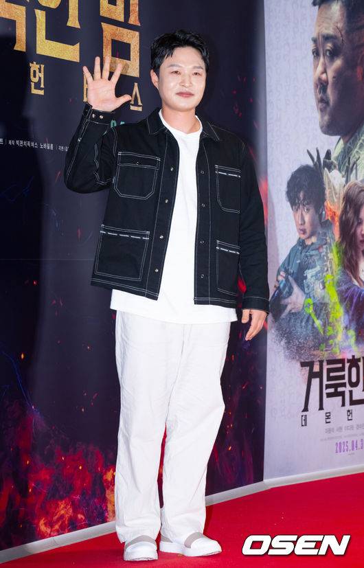 [OSEN=김성락 기자]  21일 서울 잠실 롯데월드타워 롯데시네마에서 영화 '거룩한 밤: 데몬 헌터스'(감독 임대희) VIP 시사회 포토월 행사가 진행됐다.'거룩한 밤: 데몬 헌터스'는 악을 숭배하는 집단에 의해 혼란에 빠진 도시, 특별한 능력을 갖춘 어둠의 해결사 '거룩한 밤' 팀 바우(마동석), 샤론(서현), 김군(이다윗)이 악의 무리를 처단하는 오컬트 액션이다.배우 이성우가 포토타임을 갖고 있다. 2025.04.21 / ksl0919@osen.co.kr