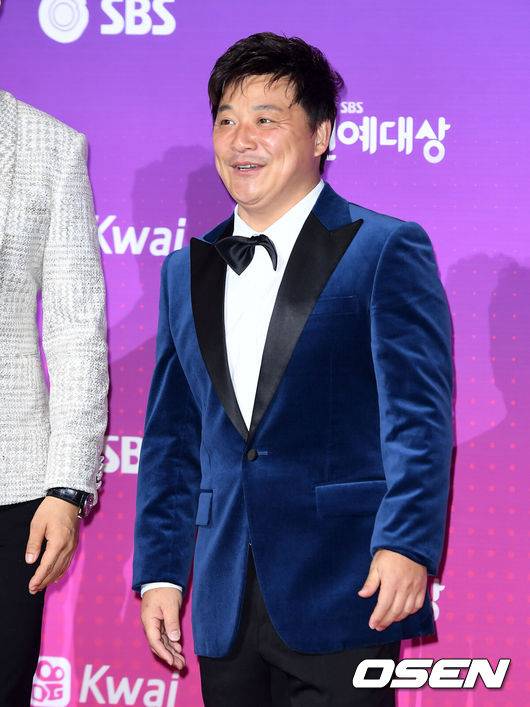 [OSEN=이대선 기자] 30일 오후 서울 상암동 SBS 프리즘 타워에서 '2017 SBS 연예대상' 레드카펫 행사가 열렸다.개그맨 윤정수가 레드카펫을 밟고 있다./sunday@osen.co.kr
