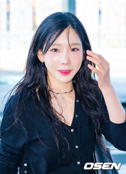 [OSEN=인천공항, 민경훈 기자] 소녀시대 태연이 11일 오후 해외 일정을 위해 인천국제공항을 통해 출국했다.태연은 이날 해외 콘서트 일정을 위해 자카르타로 출국했다.태연이 출국장으로 향하며 인사를 하고 있다. 2025.04.11 / rumi@osen.co.kr