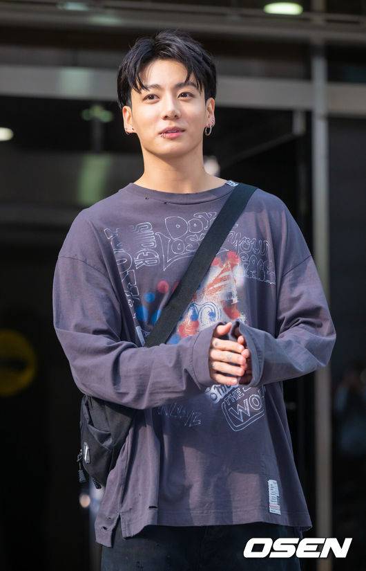 [OSEN=박준형 기자]&nbsp;13일 오전 서울 영등포구 여의도동 KBS 신관에서 KBS 2TV ‘뮤직뱅크’ 리허설이 진행됐다.지난달 29일 발매한 두 번째 솔로 싱글 '3D(feat. Jack Harlow) 발매한 방탄소년단(BTS) 정국이 사전 녹화를 마치고 방송국을 빠져나가고 있다. 2023.10.13 / soul1014@osen.co.kr