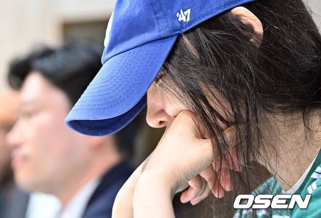 [OSEN=조은정 기자]하이브 산하 레이블 어도어의 대표 민희진이 25일 오후 서울 서초구 한국컨퍼런스센터에서 경영원 탈취 시도 의혹 관련 긴급기자회견을 열었다.앞서 하이브는 민희진 대표가 뉴진스를 데리고 본사로부터 독립하려 한다는 제보를 받아 관련 증거 수집에 나섰다.&nbsp;하이브는 A 씨 등 어도어 경영진이 대외비인 계약서를 유출하고, 하이브가 보유하고 있는 어도어 주식을 팔도록 유도했다는 정황을 포착해 감사권을 발동했으며&nbsp;A 씨가 하이브 내부 정보를 어도어에 넘긴 것으로도 파악했다. 이와 관련,&nbsp;민희진 대표는 공식입장을 통해 '아일릿의 뉴진스 카피 사태'에 문제를 제기하자 하이브로부터 해임 통보를 받은 것이라고 반박했다.민희진 대표가 입장 발표 전 생각에 잠겨있다. 2024.04.25 /cej@osen.co.kr