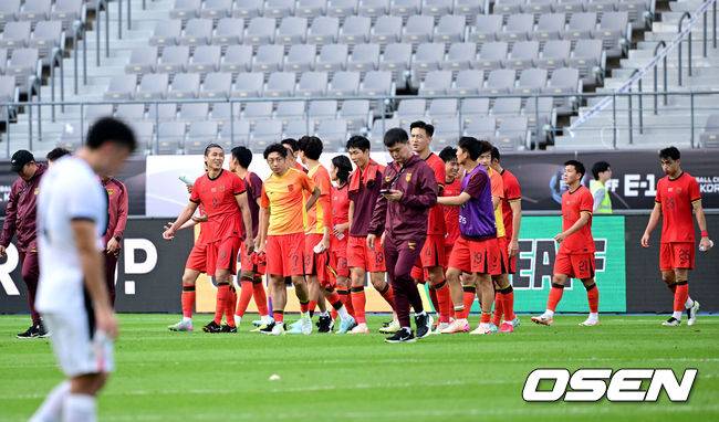 [OSEN=용인, 최규한 기자] 5일 오후 용인 미르스타디움에서 2025 동아시아축구연맹(EAFF) E-1 챔피언십(동아시안컵) 3차전 중국과 홍콩의 경기가 열렸다.&nbsp;이날 경기는 중국이 홍콩을 상대로 1-0 승리를 거뒀다.경기를 마치고 중국 선수들이 팬들에게 인사한 뒤 그라운드를 나서고 있다. 2025.07.15 / dreamer@osen.co.kr