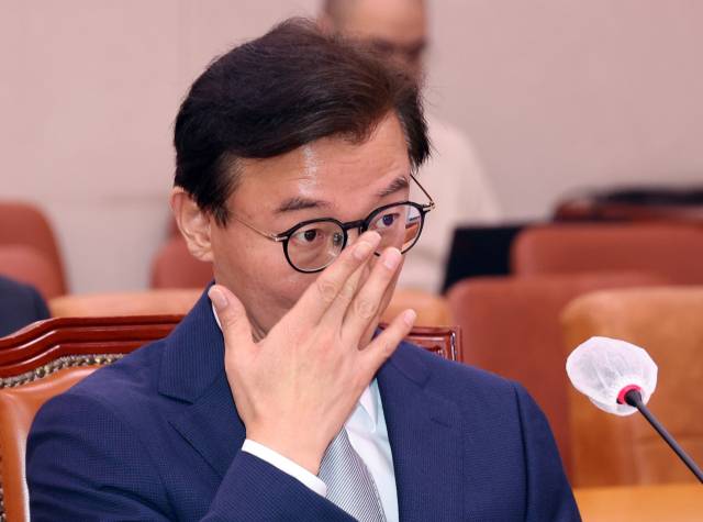 ▲전재수 해양수산부 장관 후보자가 14일 서울 여의도 국회 농림축산식품해양수산위원회 전체회의에서 열린 인사청문회에 참석해 안경을 고쳐쓰고 있다. ⓒ연합뉴스