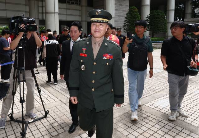 ▲박정훈 전 해병대 수사단장(대령)이 27일 서울 서초구 서울중앙지방법원에서 열린 '항명·상관 명예훼손 혐의' 2심 속행 공판에 출석하기 위해 법정으로 향하고 있다. ⓒ연합뉴스