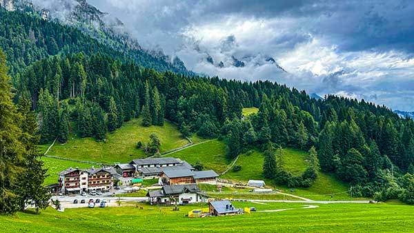 801 루트를 따라 코메돈고개를 오르다 체레다고개를 바라보니, 체레다산장이 알프스를 닮은 풍경 속에 고요히 자리하고 있었다.