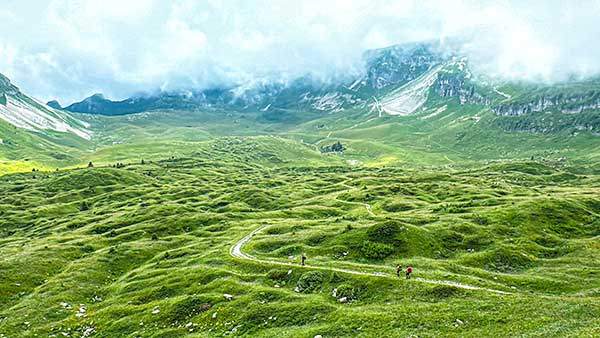 악마의 광장을 지나 피에테나고개를 넘어오니 능선 따라 그림처럼 평화로운 초원이 펼쳐졌다.