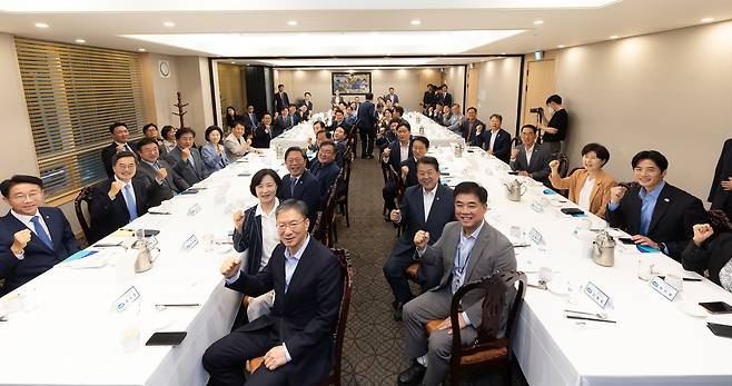 14일 서울 여의도에서 열린 민주당 경기지역 국회의원·원외위원장 정책간담회에서 참석자들이 화이팅을 외치고 있다. 경기도 제공