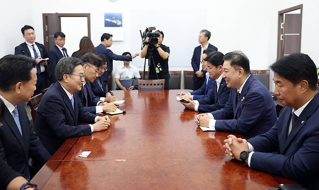 김동연 경기도지사가 김병기 민주당&nbsp;당대표 직무대행 겸 원내대표와 대화하고 있다. 경기도 제공