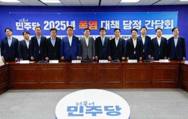 당정 관계자들이 15일 서울 여의도 국회의원회관에서 열린 폭염 대책 당정 간담회에서&nbsp;기념 촬영을 하고 있다.&nbsp;왼쪽부터 권창준 고용노동부 차관, 김광용 행정안전부 재난안전관리본부장, 김주영 환경노동위원회 간사, 안호영 환노위원장, 어기구 농림축산식품해양수산위원장, 더불어민주당 이정문 정책위 수석부의장, 민주당 진성준 정책위의장, 윤창렬 국무조정실장, 이호현 산업부 제2차관, 강형석 농식품부 차관, 민주당 허영 원내정책수석, 민주당 채현일 의원. 뉴스1&nbsp;