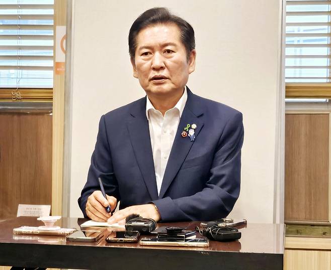 더불어민주당 차기 대표 선거에 출마한 정청래 의원이 14일 오후 대구 동구 신암동의 한 식당에서 열린 당원 간담회에서 취재진 질문에 답하고 있다. 대구-뉴스1