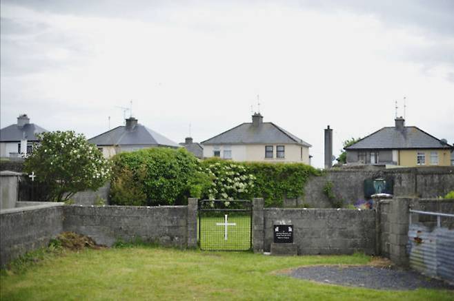 아일랜드 골웨이주 투암의 수녀원이자 비혼모 시설이었던 ‘세인트 메리 홈’. EPA통신