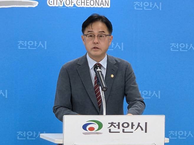 천안시의회 장혁 의원이 15일 천안시청 브리핑실에서 의회 내부 문제점들을 고발하는 기자회견을 열었다.