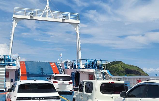 우도에 내리려는 도항선 내 차량 대기 행렬.