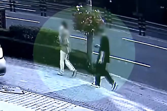 지난 10일 서울 강남구의 한 길거리에서 모르는 여성의 뒤를 따라가는 30대 남성 A씨의 모습. YTN 보도화면 캡처