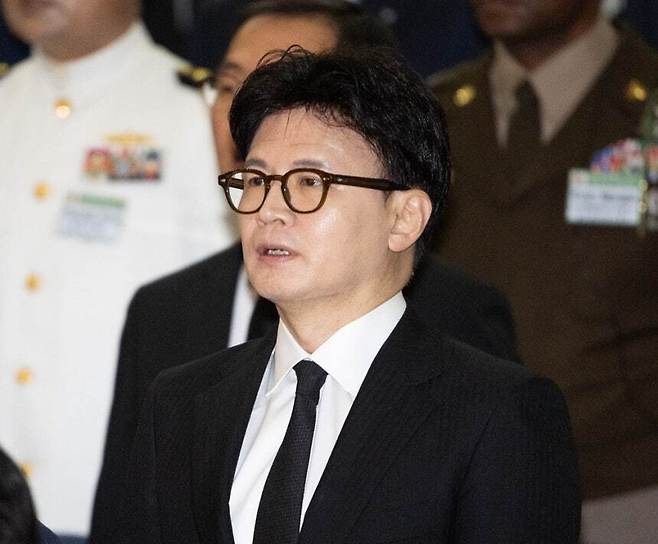 국민의힘 한동훈 전 대표가 지난달 29일 경기 평택시 해군 2함대 사령부에서 열린 제2연평해전 승전 23주년 기념식에서 애국가를 제창하고 있다. 뉴시스