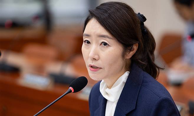 강선우 여성가족부 장관 후보자가 지난 14일 서울 여의도 국회에서 열린 인사청문회에 출석해 의원 질의에 답하고 있다. 뉴스1