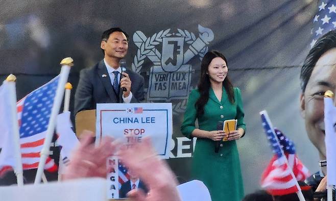 부정선거 음모론으로 논란을 빚어온 모스 탄(한국명 단현명) 전 미국 국제형사사법대사(리버티대 교수)가 15일 서울대 정문 앞에서 간담회를 열고 윤석열 전 대통령의 비상계엄 선포를 옹호하고 있다.연합뉴스