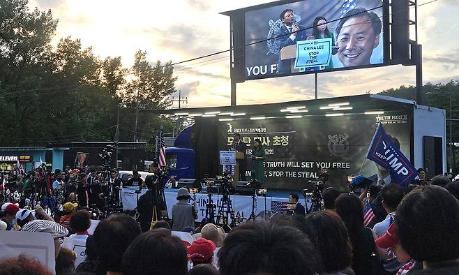 15일 서울 관악구 서울대 정문 앞에서 열린 모스 탄 전 미국 형사사법대사의 특강. 소진영 기자