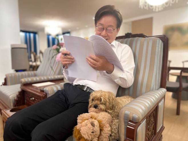 李 반려견 ‘바비’와 함께 - 이재명 대통령이 “저와 함께 살고 있는 사랑스러운 반려견”이라며 서울 한남동 관저에서 함께 살게 된 ‘퍼스트도그’ 바비를 14일 소셜미디어(SNS)에 공개했다. 이 대통령은 “우리 국민 네 명 중 한 명 이상이 반려동물과 살고 있다”며 “존재만으로도 소소한 행복과 따뜻한 위로가 되어 주는 바비를 통해 반려동물과 함께 살아가는 수많은 국민 여러분의 마음을 더 깊이 이해할 수 있다”고 했다. 이재명 대통령 SNS