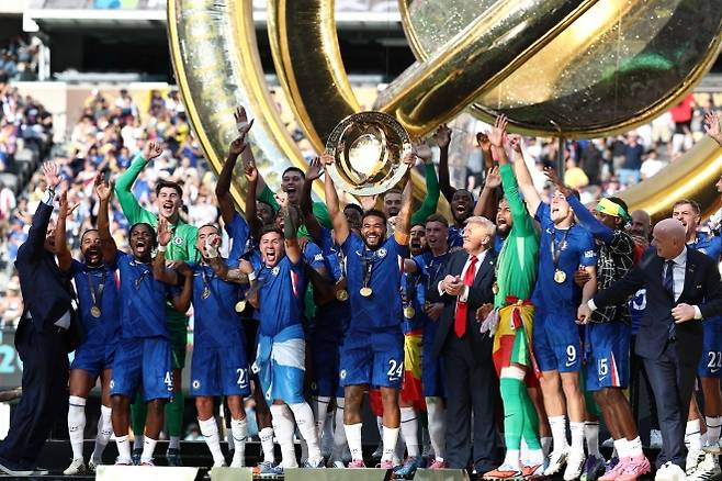 첼시, PSG 꺾고 클럽월드컵 우승… 1800억원 ‘잭팟’ - 잉글랜드 프로축구 첼시 선수들이 14일(한국시간) 미국 뉴저지주에서 열린 2025 클럽월드컵 결승전에서 파리 생제르맹(프랑스)을 3-0으로 꺾은 뒤 시상식에서 우승 세리머니를 하고 있다. 첼시는 우승 상금 4000만 달러(551억원)를 포함해 각 토너먼트 단계별 승리 수당, 출전 수당까지 1억 2950만 달러(1786억원)를 챙기게 됐다. PSG 교체 명단에 이름을 올린 이강인은 끝내 출전 기회를 얻지 못한 채 팀 패배를 지켜봐야 했다. 도널드 트럼프 미국 대통령은 이날 현장에서 잔니 인판티노 FIFA 회장과 함께 경기를 관전하고, 시상식에선 시상자로 선수들에게 메달을 걸어준 뒤 시상대까지 함께 올라가 눈길을 끌었다. 이스트 러더퍼드 AFP 연합뉴스