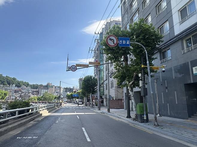 관악구 신림동 신화교에 앞 후면 다기능(신호위반·과속) 무인단속카메라를 설치한 모습. 서울시 제공