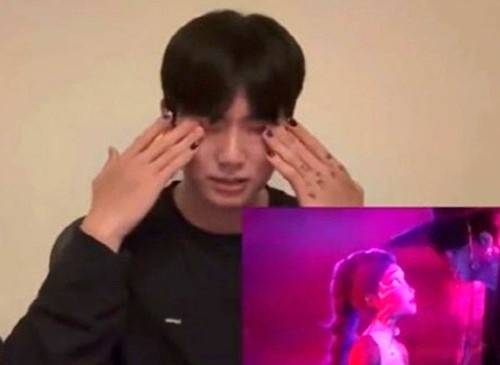 14日，BTS成员田柾国在Weverse直播中表示：“我看了《K-pop猎魔女团》 后哭了。”，并回忆起电影中的一个场景