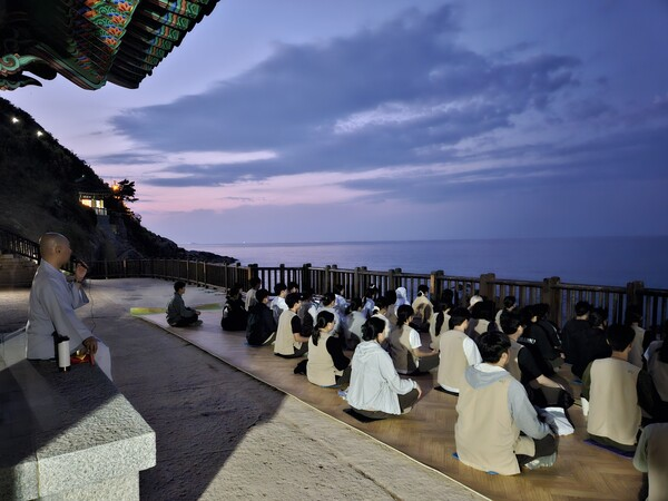 강원도 양양 낙산사에서 템플스테이 참가자들이 파도 소리를 들으며 명상을 하고 있다. 사진 제공=낙산사