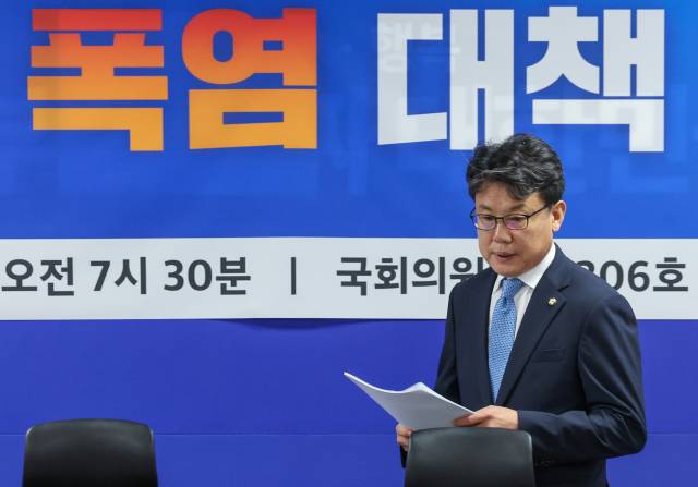 진성준 더불어민주당 정책위의장이 15일 오전 서울 여의도 국회의원회관에서 열린 폭염 대책 당정 간담회에 입장하고 있다. 뉴스1